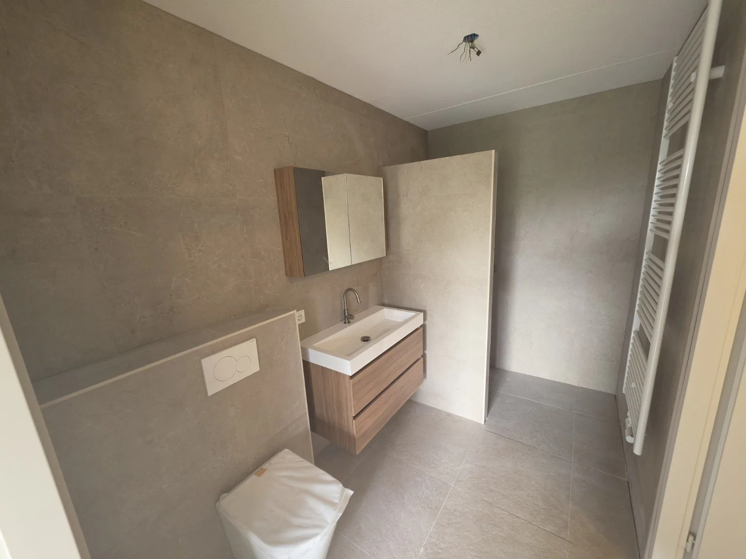Lichte moderne badkamer