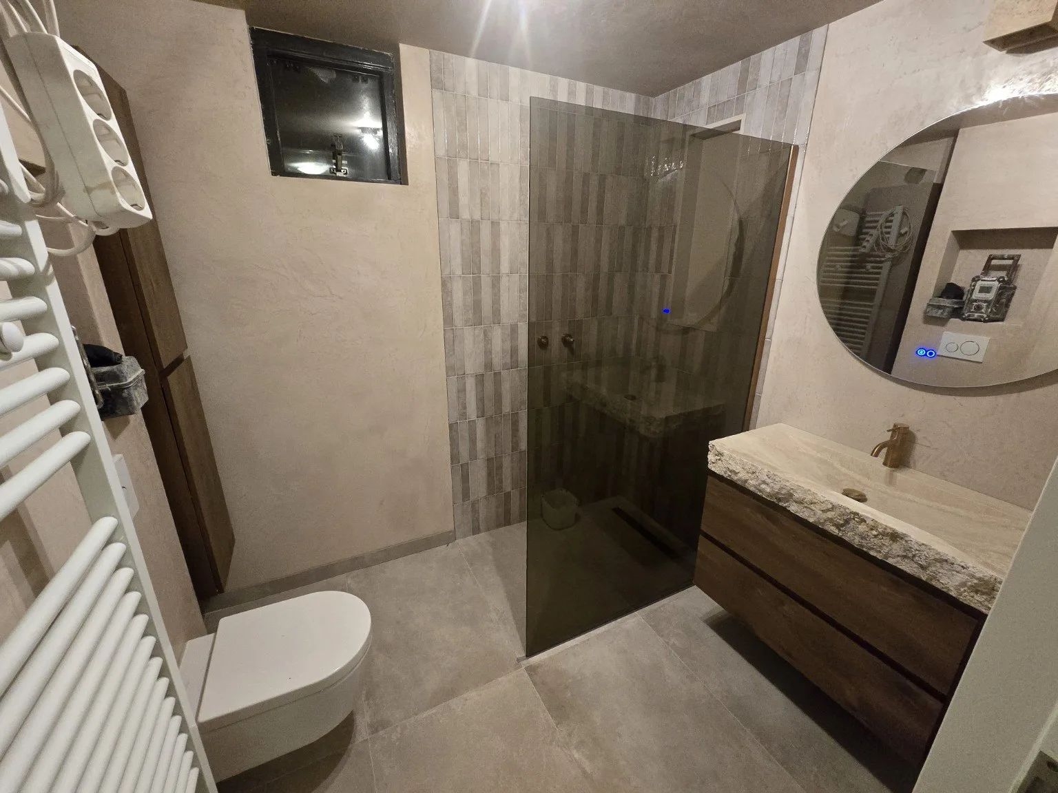 Badkamer met natuurstenen wastafel